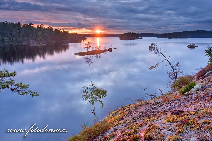 Západ slunce na jezeře Stora Trehörningen v národním parku Tiveden, Švédsko