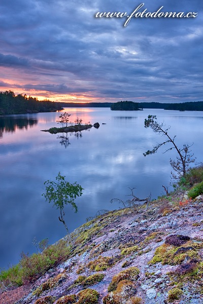Jezero Stora Trehörningen v národním parku Tiveden, Švédsko