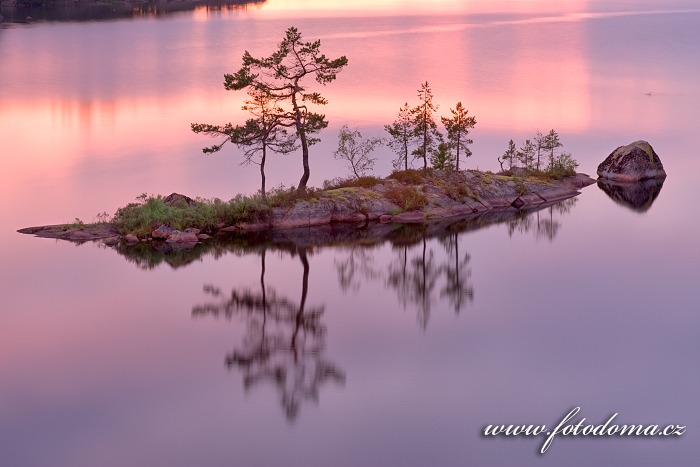 Ostrůvek v jezeře Stora Trehörningen v národním parku Tiveden, Švédsko