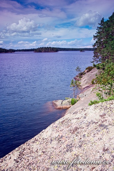 Skalistý břeh jezera Stora Trehörningen v národním parku Tiveden, Švédsko