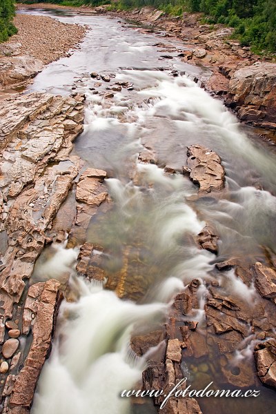 Koryto řeky Luru v blízkosti vodopádů Formofossen, Norsko