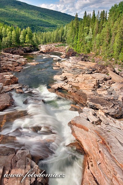 Řeka Luru v blízkosti vodopádů Formofossen, Norsko