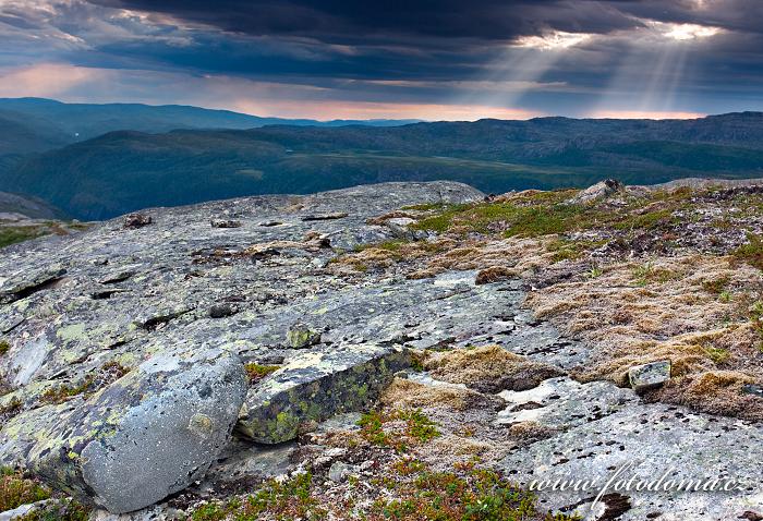 Krajina kolem jezera Eldbekkskardvatnet, Národní park Blåfjella-Skjækerfjella, Norsko