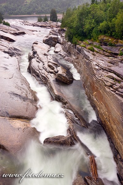 Vodopády Tømmeråsfossen na řece Luru, Norsko