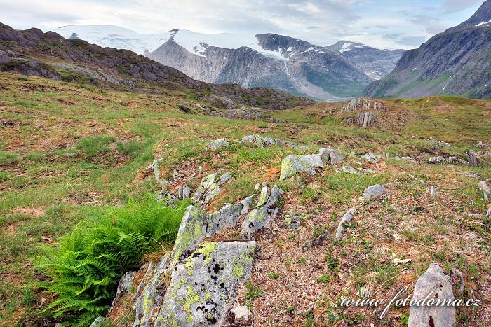 Hory kolem údolí Glomdalen s horou Snøtinden, Národní park Saltfjellet-Svartisen, kraj Nordland, Norsko