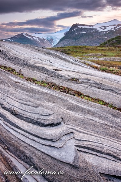 Cesta ledovce v údolí Glomdalen na pomyslné čáře polárního kruhu. Národní park Saltfjellet-Svartisen, kraj Nordland, Norsko