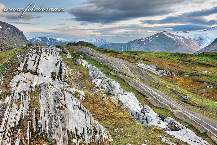 Cesta ledovce v údolí Glomdalen. Národní park Saltfjellet-Svartisen, kraj Nordland, Norsko