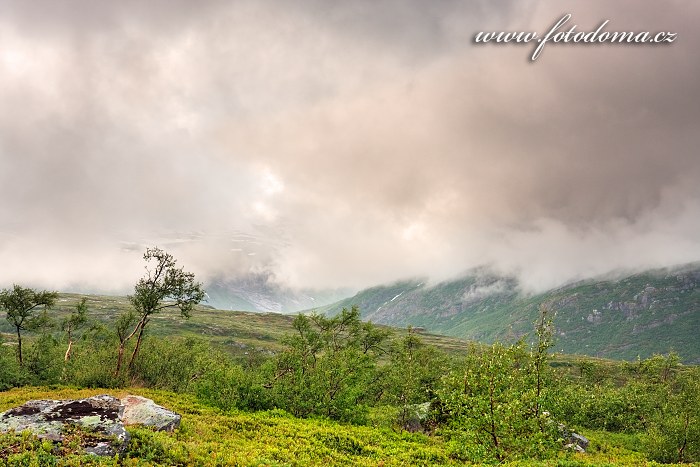 Mraky v údolí Blakkådal. Národní park Saltfjellet-Svartisen, kraj Nordland, Norsko