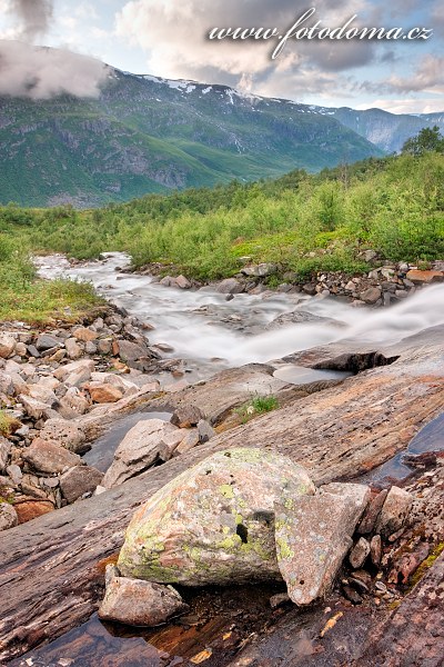 Horská bystřina v údolí Blakkådal. Národní park Saltfjellet-Svartisen, kraj Nordland, Norsko