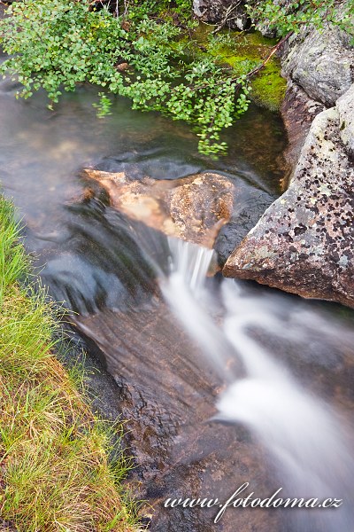 Bystřina v údolí Blakkådal. Národní park Saltfjellet-Svartisen, kraj Nordland, Norsko