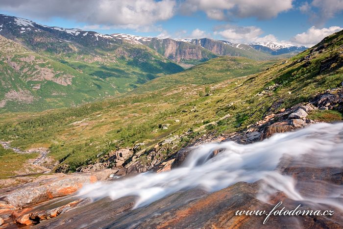 Bystřina v údolí Blakkådal. Národní park Saltfjellet-Svartisen, kraj Nordland, Norsko