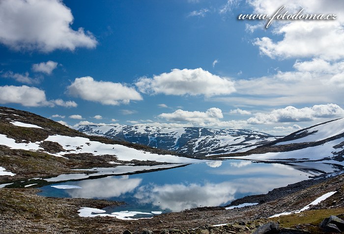 Jezero Røvassvatnan. Národní park Saltfjellet-Svartisen, kraj Nordland, Norsko