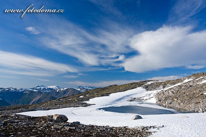 Jezírko poblíž jezera Røvassvatnan. Národní park Saltfjellet-Svartisen, kraj Nordland, Norsko