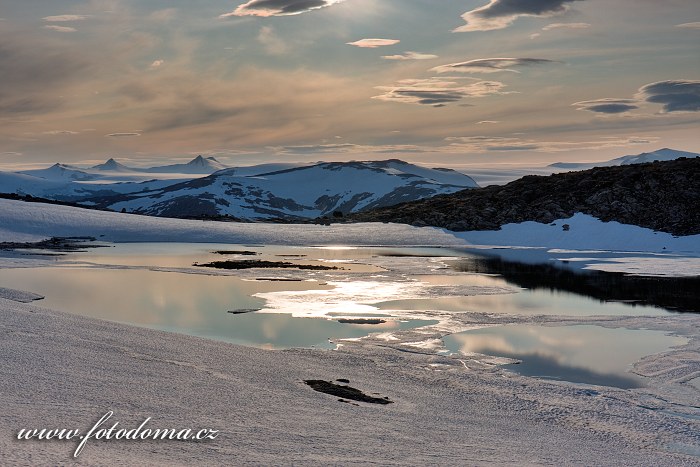 Hory s ledovcem Lappbreen, pohled od jezera Røvassvatnan. Národní park Saltfjellet-Svartisen, kraj Nordland, Norsko