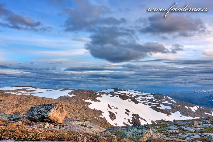 Hory kolem údolí Litlstormdalen. Národní park Saltfjellet-Svartisen, kraj Nordland, Norsko