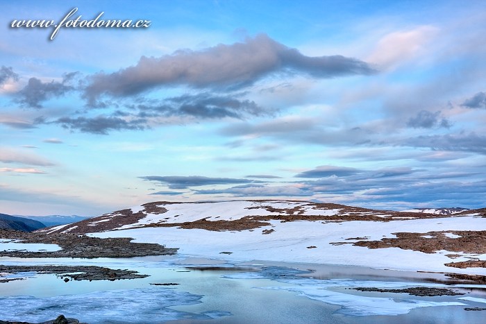 Zbytky ledovce poblíž jezera Røvassvatnet. Národní park Saltfjellet-Svartisen, kraj Nordland, Norsko