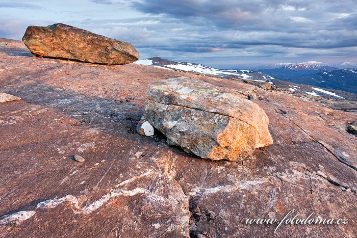 Krajina kolem údolí Blakkådal. Národní park Saltfjellet-Svartisen, kraj Nordland, Norsko