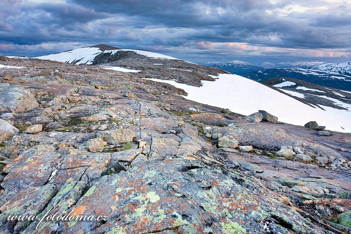 Krajina kolem jezera Røvassvatnan. Národní park Saltfjellet-Svartisen, kraj Nordland, Norsko