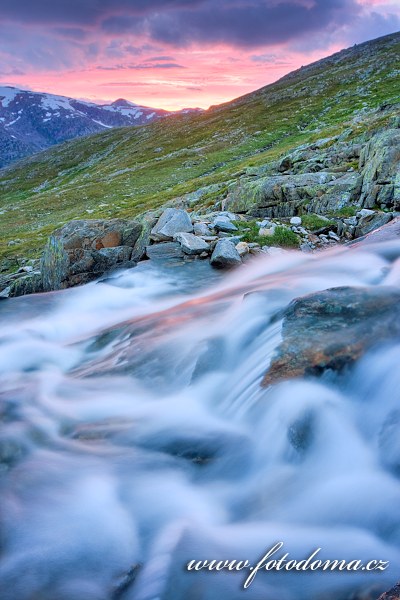 Horská bystřina v údolí Blakkådal. Národní park Saltfjellet-Svartisen, kraj Nordland, Norsko