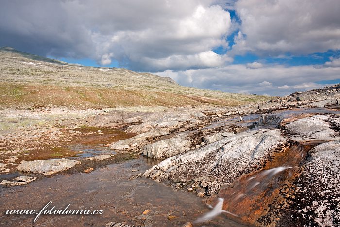 Přítok potoka Namnlauselva. Národní park Saltfjellet-Svartisen, kraj Nordland, Norsko