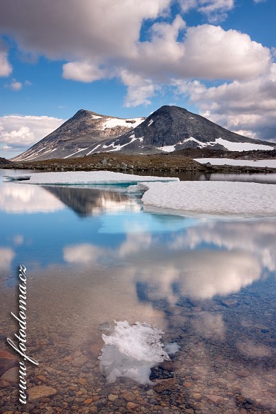 Jezero Lønstindvatnet a vrch Lønstinden. Národní park Saltfjellet-Svartisen, kraj Nordland, Norsko