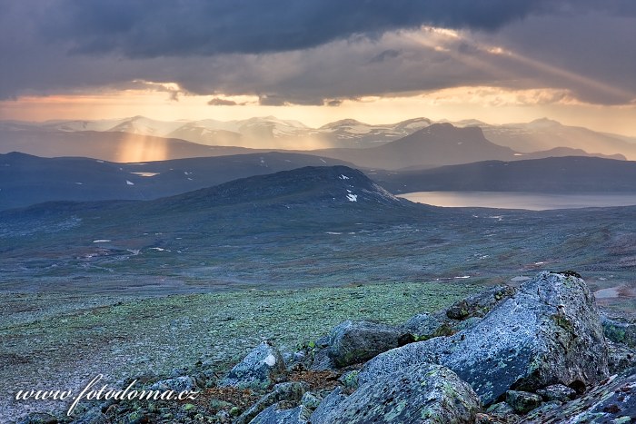 Hory kolem jezera Nordre Bjøllåvatnet, pohled z vrcholu Steindalstinden. Národní park Saltfjellet-Svartisen, kraj Nordland, Norsko