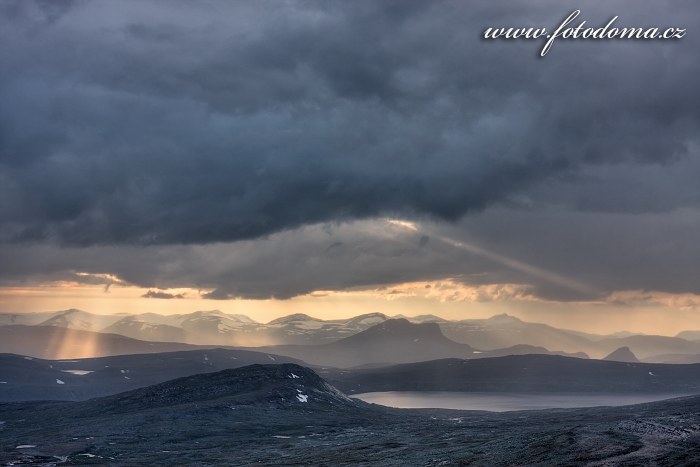 Hory kolem jezera Nordre Bjøllåvatnet, pohled z vrcholu Steindalstinden. Národní park Saltfjellet-Svartisen, kraj Nordland, Norsko