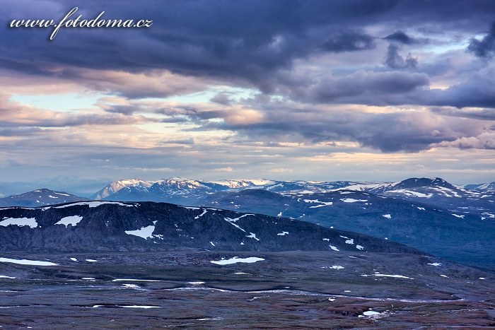 Údolí Steindalen a okolní hory, pohled z vrcholu Steindalstinden. Národní park Saltfjellet-Svartisen, kraj Nordland, Norsko