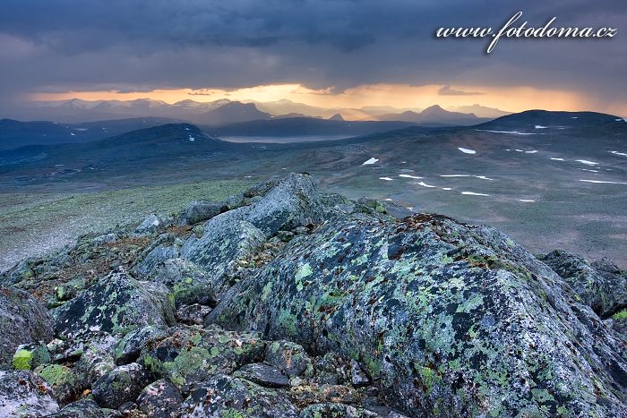 Hory kolem jezera Nordre Bjøllåvatnet, pohled z vrcholu Steindalstinden. Národní park Saltfjellet-Svartisen, kraj Nordland, Norsko