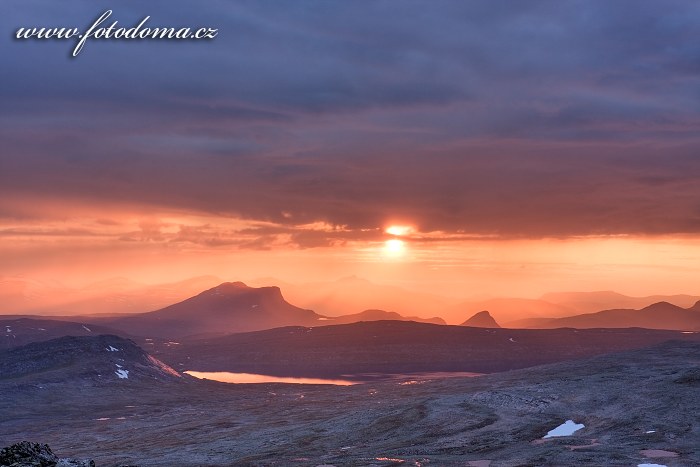 Jezero Nordre Bjøllåvatnet, pohled z vrcholu Steindalstinden. Národní park Saltfjellet-Svartisen, kraj Nordland, Norsko