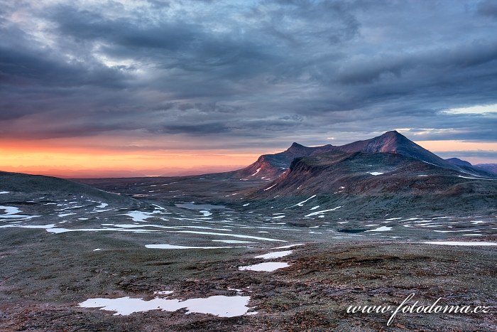 Jezírko poblíž jezera Vidjevatna a hora Ørfjellet, pohled z vrcholu Steindalstinden. Národní park Saltfjellet-Svartisen, kraj Nordland, Norsko