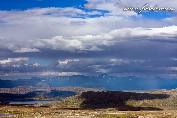 Jezírko na potoce Sørelva. Národní park Saltfjellet-Svartisen, kraj Nordland, Norsko