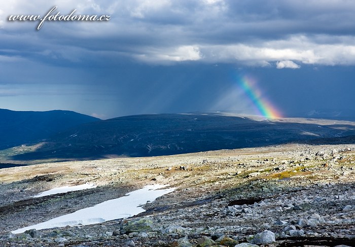 Údolí potoka Sørelva a duha. Národní park Saltfjellet-Svartisen, kraj Nordland, Norsko