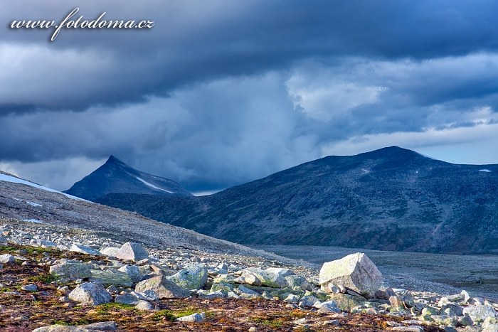 Hora Ørfjellet a hřeben Addjektind. Národní park Saltfjellet-Svartisen, kraj Nordland, Norsko