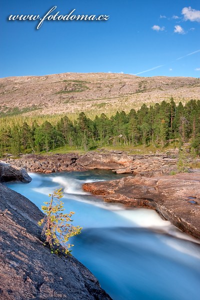 Kamenné koryto řeky Lønselva, kraj Nordland, Norsko