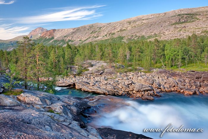 Divoký proud řeky Lønselva a štít hory Solvågtind v pozadí, kraj Nordland, Norsko