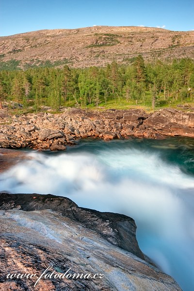 Divoký proud řeky Lønselva, kraj Nordland, Norsko