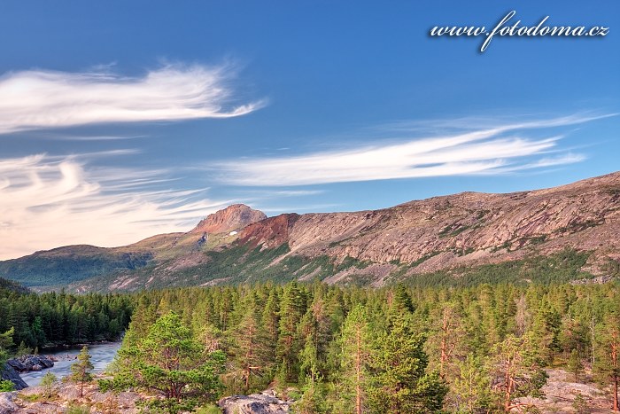 Údolí Lønsdalen a štít hory Solvågtind, kraj Nordland, Norsko