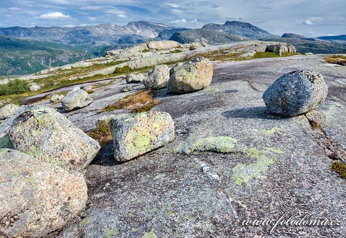 Krajina s bludnými balvany a hora Snøtoppen, národní park Rago, kraj Nordland, Norsko