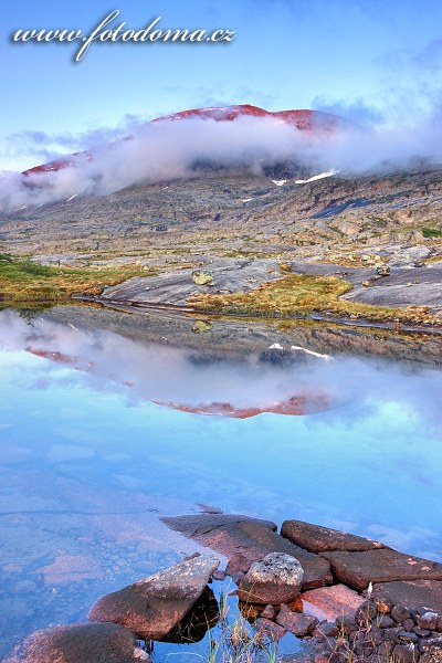 Jezírko s masivem Rágotjåhkkå, národní park Rago, kraj Nordland, Norsko