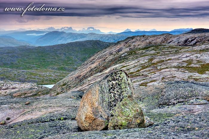 Hory západně od Bajep Tjuorvvomoajvve, národní park Rago, kraj Nordland, Norsko