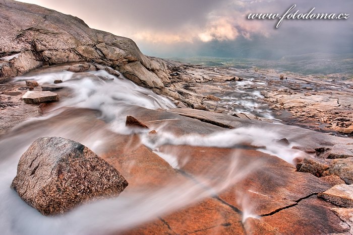 Bystřina stékající z masivu Raga, národní park Rago, kraj Nordland, Norsko