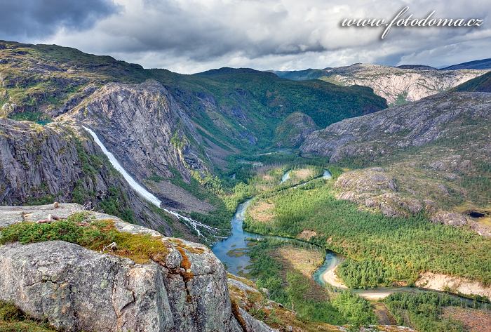 Údolí Storskogdalen s vodopádem Litlverivassforsen a řekou Storskogelva, národní park Rago, kraj Nordland, Norsko