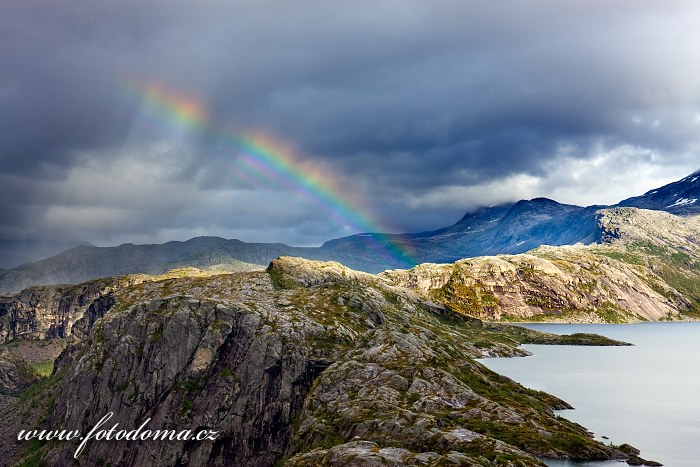 Duha nad jezerem Litlverivatnet (Bassejávrre) v národním parku Rago, kraj Nordland, Norsko