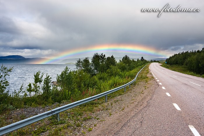 Duha nad jezerem Sädvajaure a silnice, Švédsko