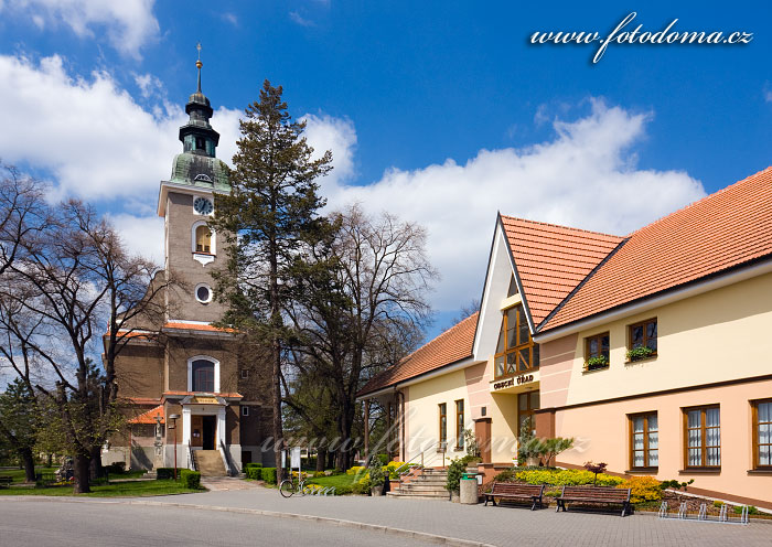 Fotka Rohatec, kostel sv. Bartoloměje a obecní úřad