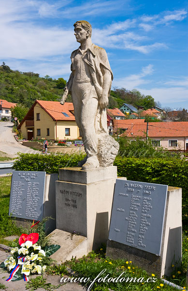 Pomník obětem světových válek, Viničné Šumice