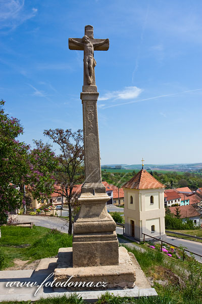 Kříž a kaplička sv. Jana Křtitele, Viničné Šumice