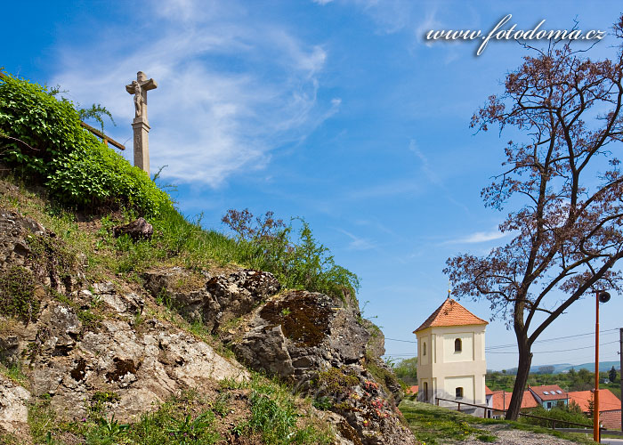 Kříž a kaplička sv. Jana Křtitele, Viničné Šumice