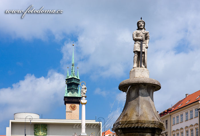Socha na Masarykově náměstí a radniční věž, Znojmo